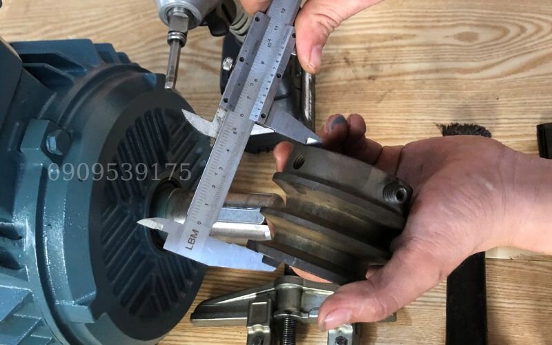 Đo kích thước puly để chọn loại vừa vặn với động cơ