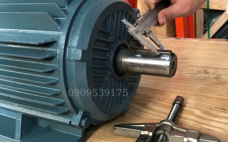 Dùng thước đo trục cavet đúng tỉ lệ trước khi tháo láp puly