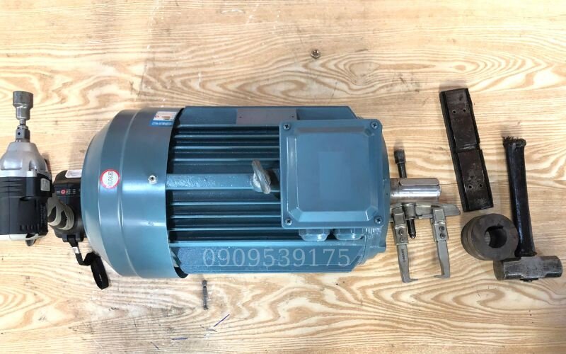 Các dụng cụ cần thiết để chuẩn bị thao tác tháo lắp puly motor