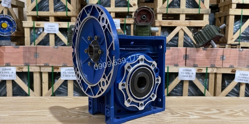 Hộp giảm tốc NMRV có thiết kế nhỏ gọn, giúp dễ dàng lắp đặt trong những không gian hẹp