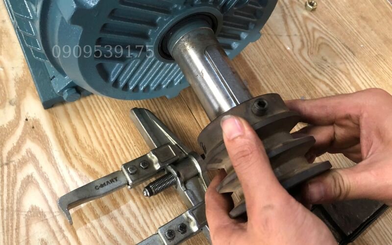 Lắp puly vào motor sau khi đo đầy đủ các số liệu chính xác