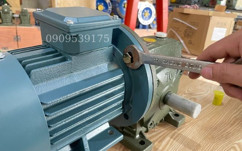 Vặn ốc chắc chắn