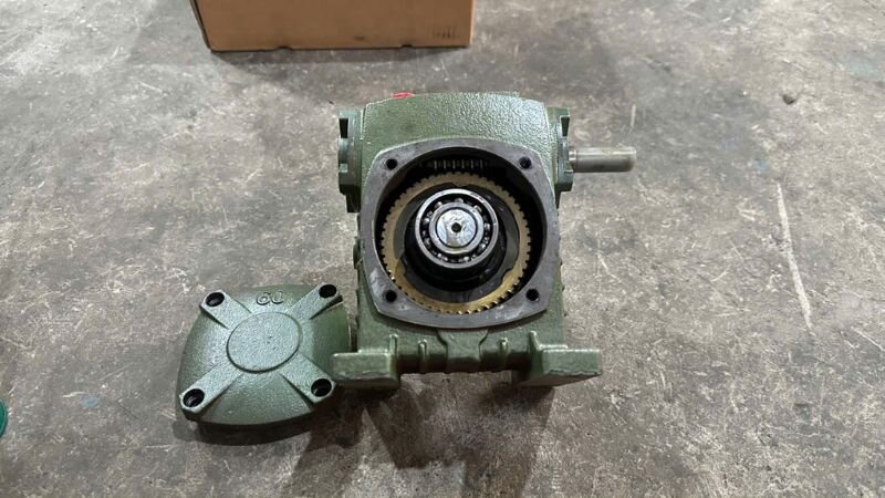 Sử dụng sai chất bôi trơn có thể khiến hộp giảm tốc nhanh nóng, mài mòn bánh răng và gây hư hỏng nghiêm trọng cho hệ thống truyền động.