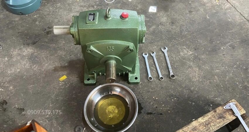 Xác định bao lâu nên thay dầu hộp giảm tốc