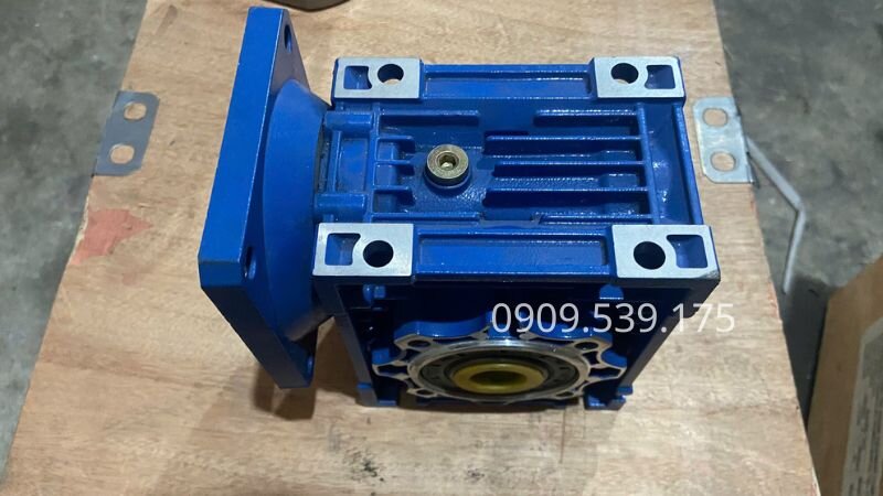 Kiểm tra mắt thăm dầu giúp hộp giảm tốc NMRV hoạt động ổn định và bền bỉ hơn