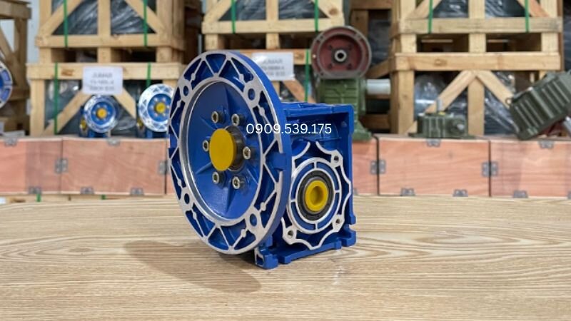So sánh dầu khoáng và dầu tổng hợp dùng để bôi trơn hộp giảm tốc NMRV