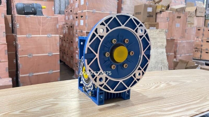 Quy trình thay dầu hộp giảm tốc NMRV từng bước từ xả dầu cũ đến châm dầu mới
