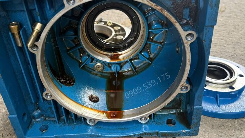 Xuất hiện mạt sắt kim loại trong dầu bôi trơn